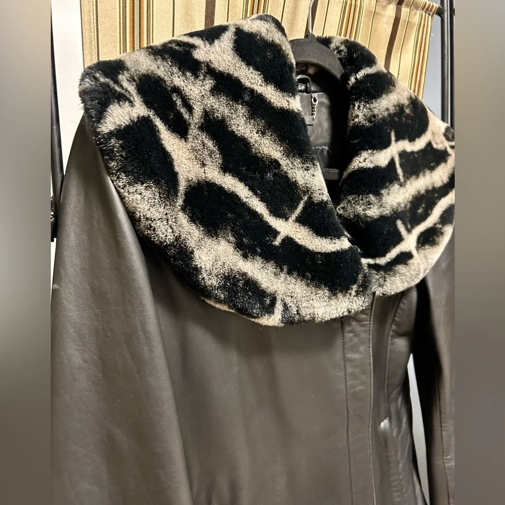 Leather jacket with faux Chinchilla trim - Picture 4 of 9